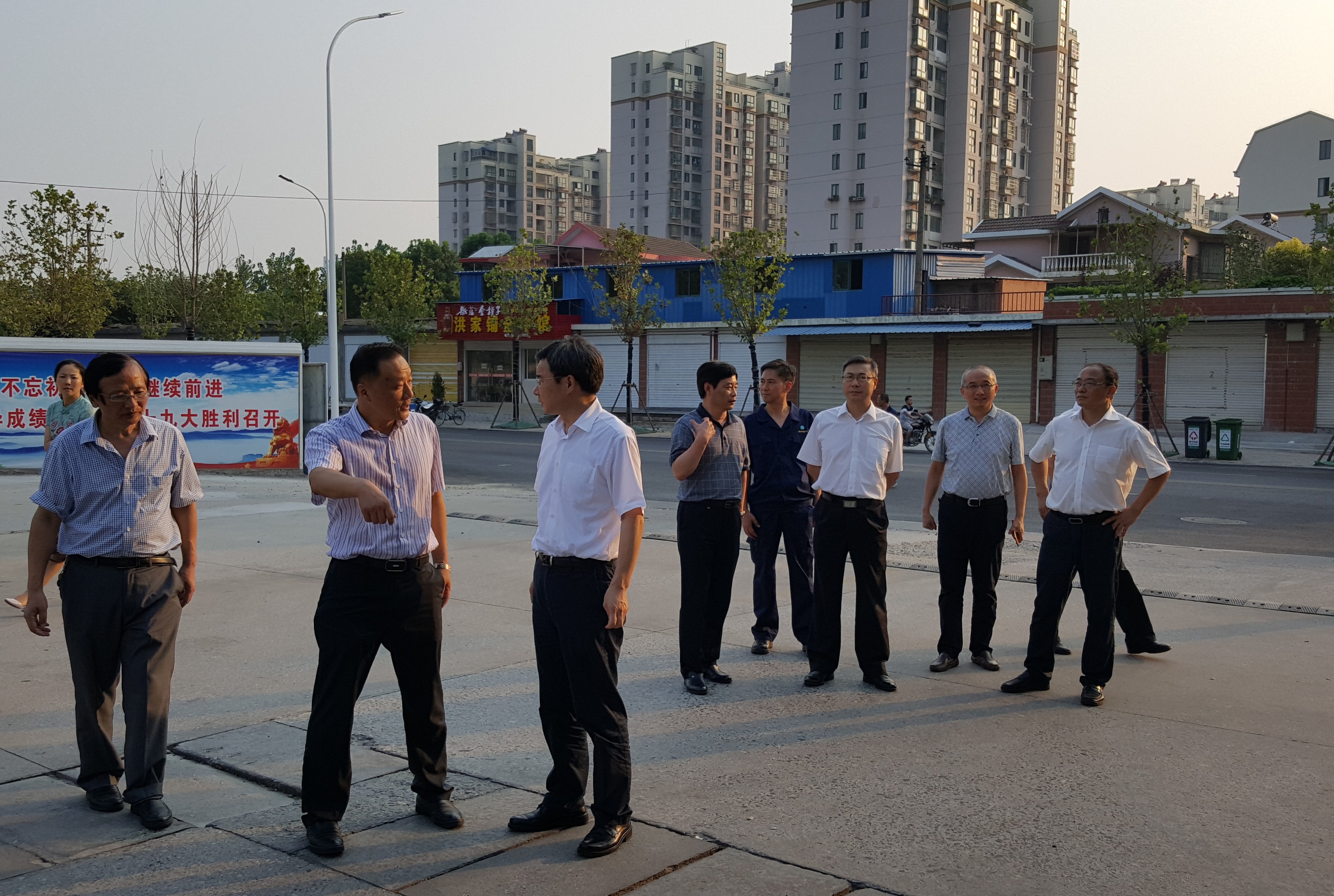 陈冰冰市长陪同省住建厅厅长张天培到安庆港华燃气督查高温天气安全生产防范应对工作