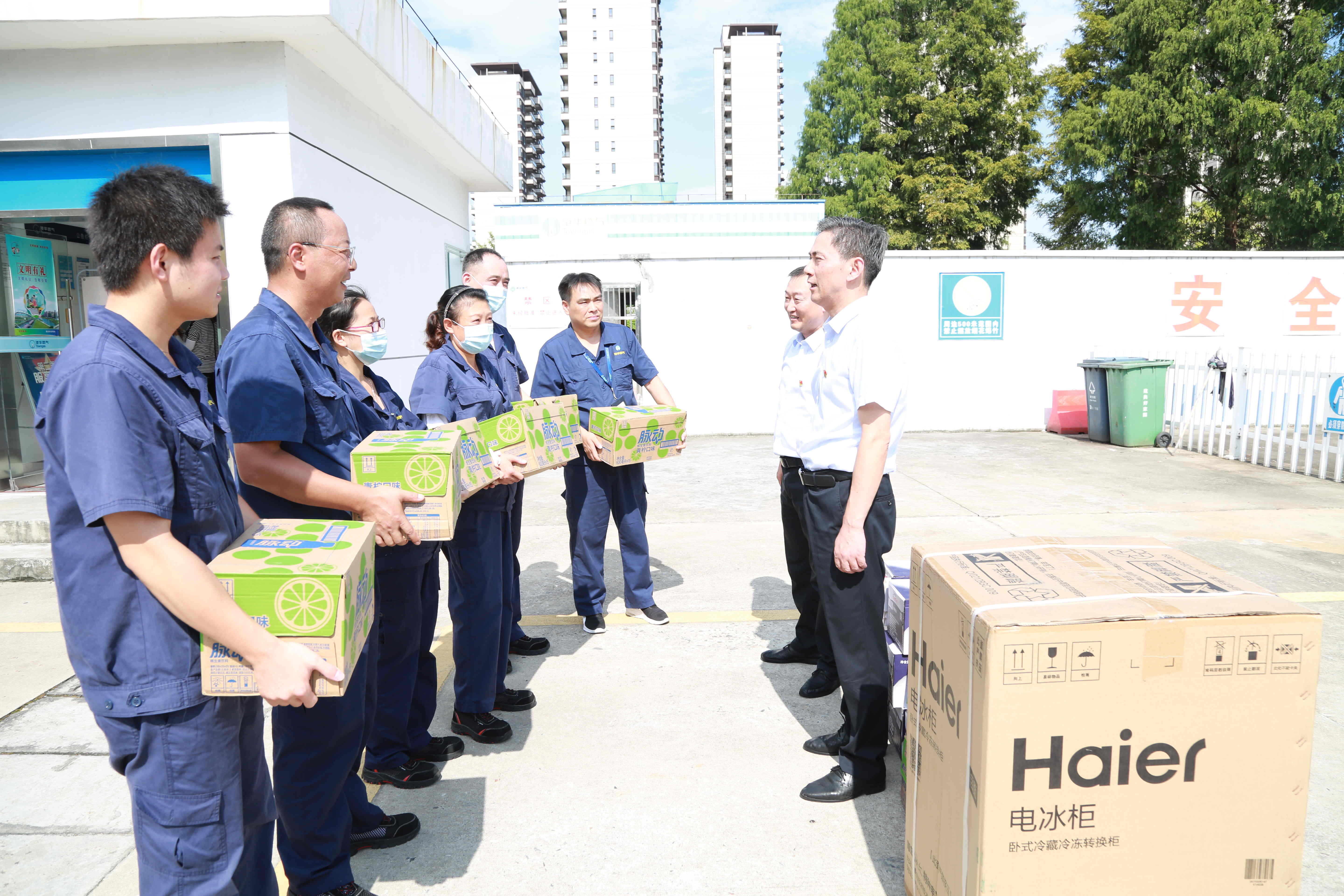 安全为本  情系职工——高温季，安庆港华为职工撑起“遮阳伞”