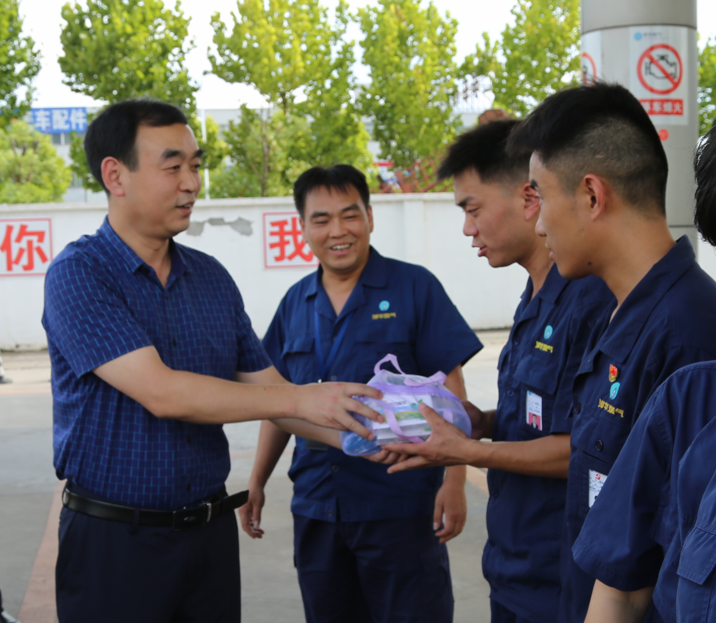 市城管局殷金红副局长率队慰问燃气一线员工