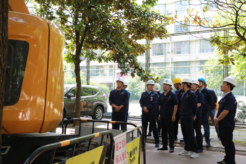 公司党委书记、董事长程志求    现场指导安庆港华书记项目“安庆市户内锈蚀燃气立管隐患改造工作”